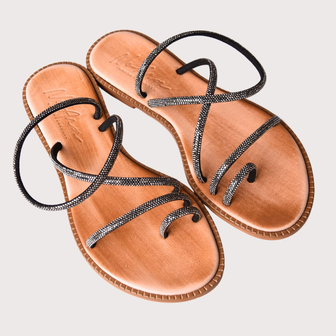 NoAna Greek Sandals Elisa in Schwarz aus Leder, Paaransicht im Studio