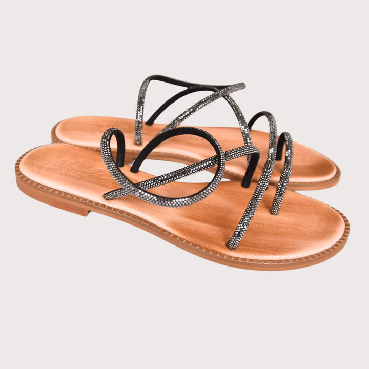 NoAna Greek Sandals Elisa in Schwarz aus Leder, schräg fotografiert im Studio