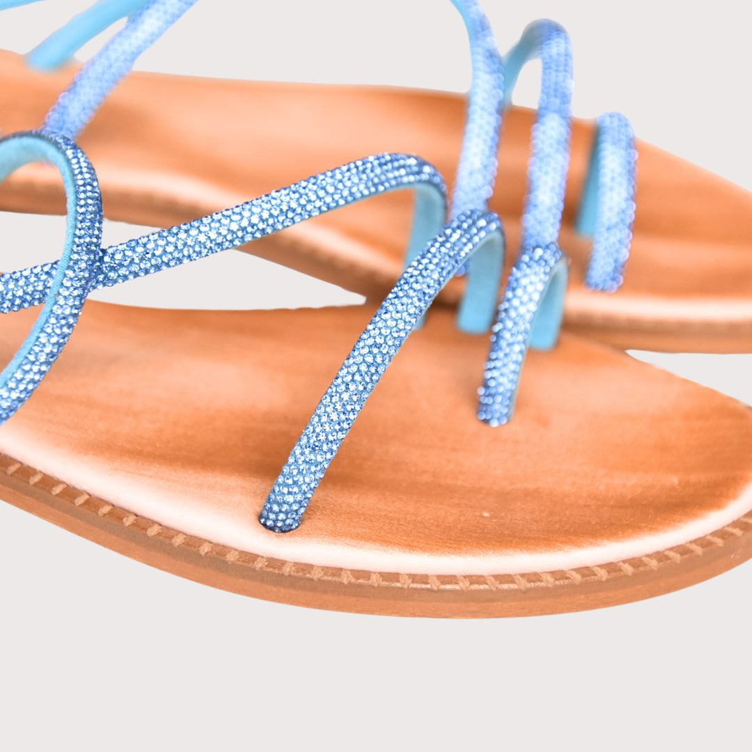 Detailaufnahme der bluettefarbenen Lederriemen der NoAna Greek Sandals Elisa