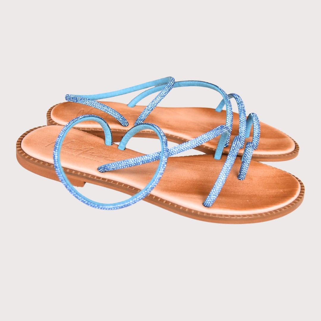 NoAna Greek Sandals Elisa in Bluette aus Leder, schräg fotografiert im Studio