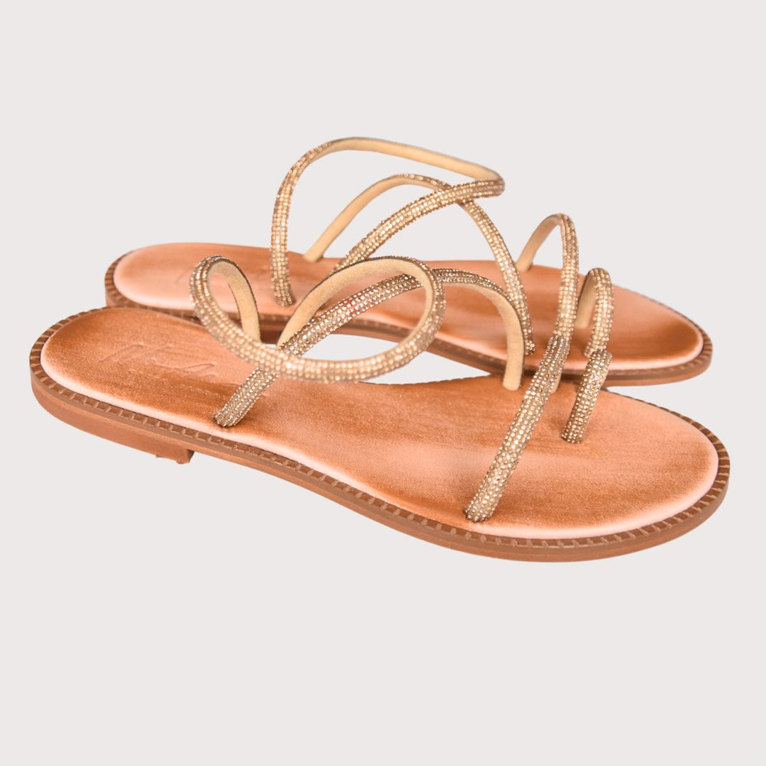 Seitenansicht der NoAna Greek Sandals Elisa in Gold mit Ledersohle