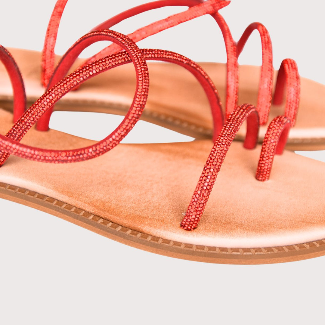 Detailaufnahme der roten Lederriemen der NoAna Greek Sandals Elisa