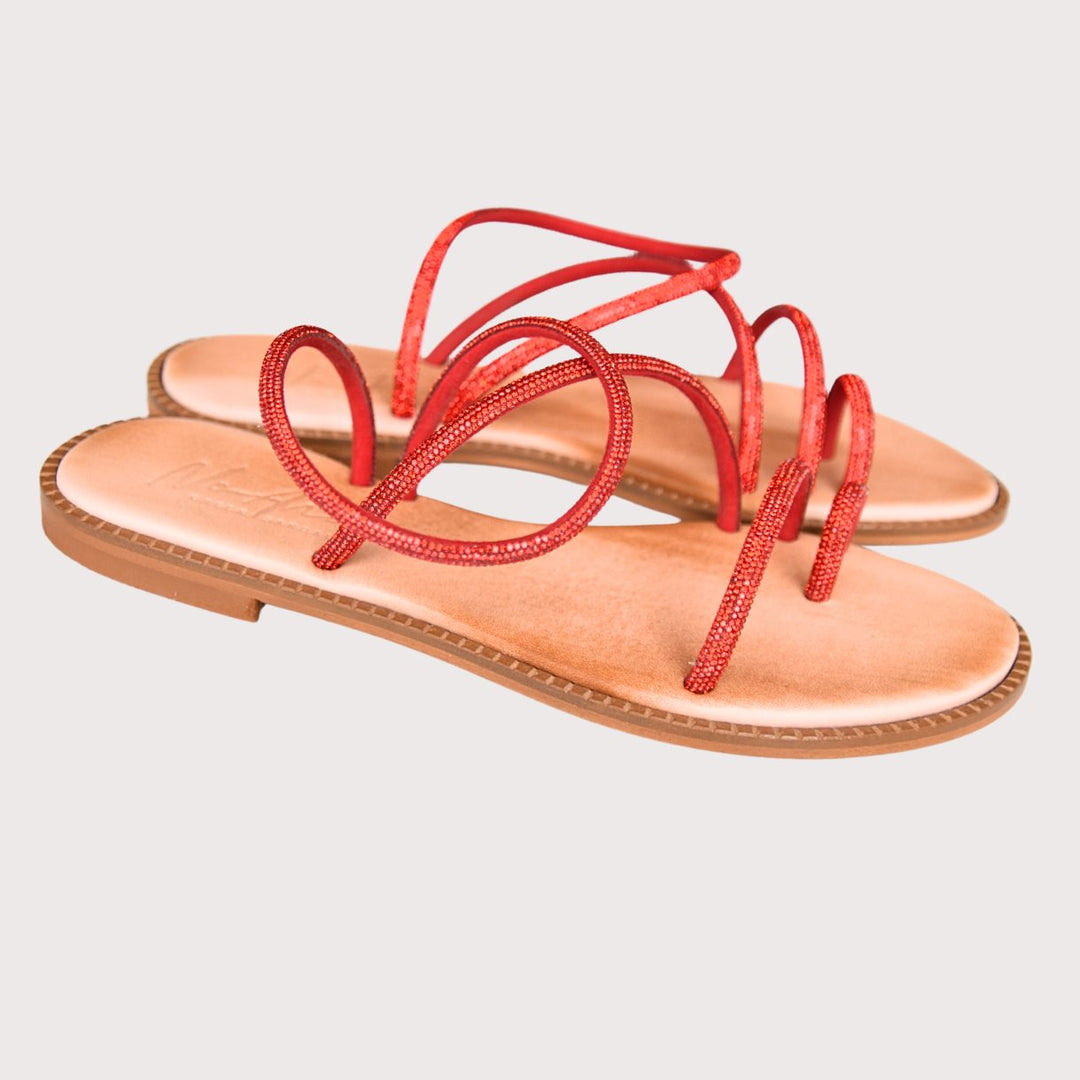 NoAna Greek Sandals Elisa in Rot aus Leder, schräg fotografiert im Studio