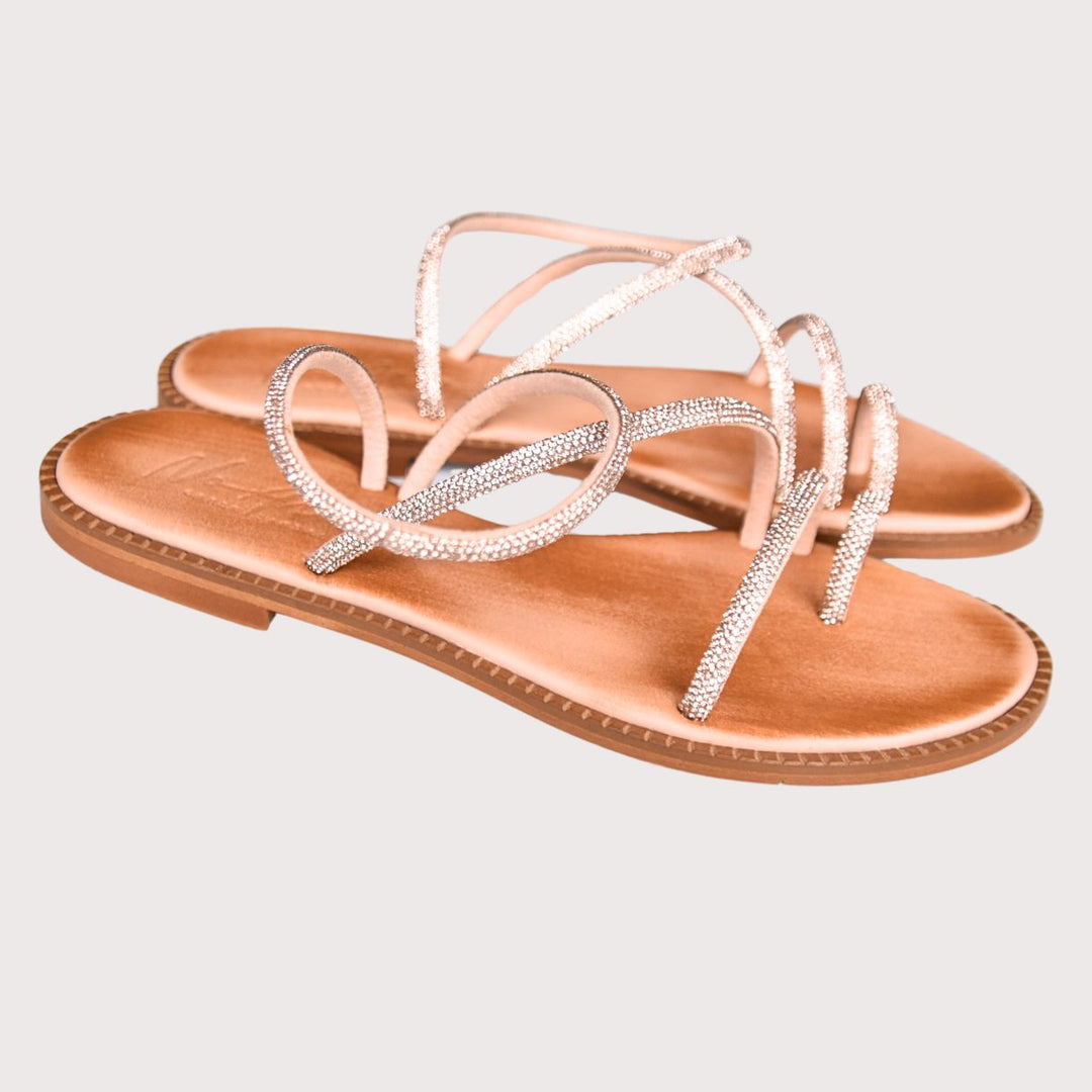 NoAna Greek Sandals Elisa in roségold aus Leder, filigrane Riemchensandalen schräg von vorne