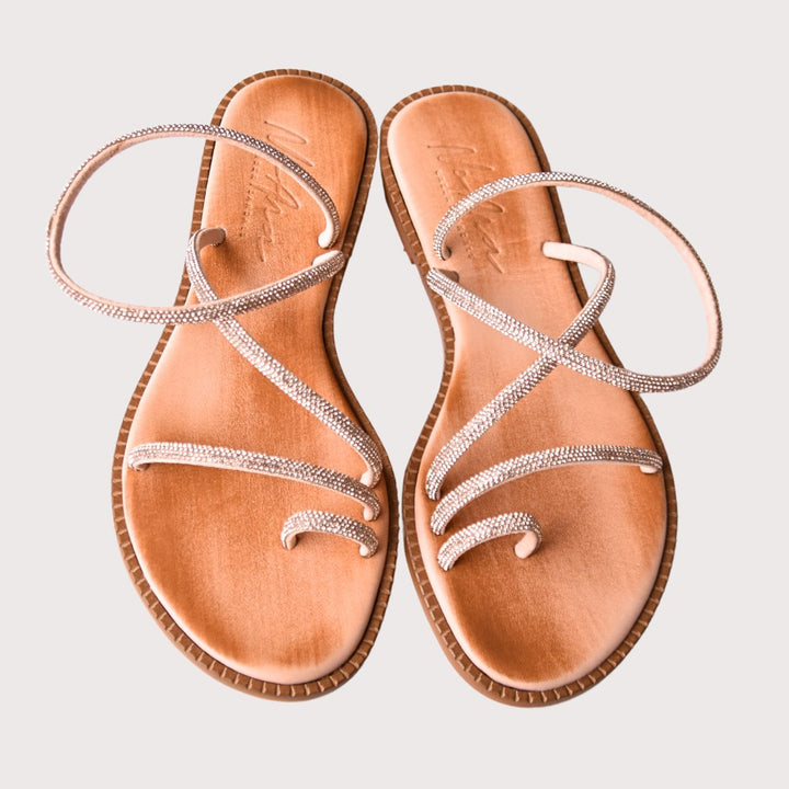 NoAna Greek Sandals Elisa in roségold aus Leder, Draufsicht auf das Paar im Studio