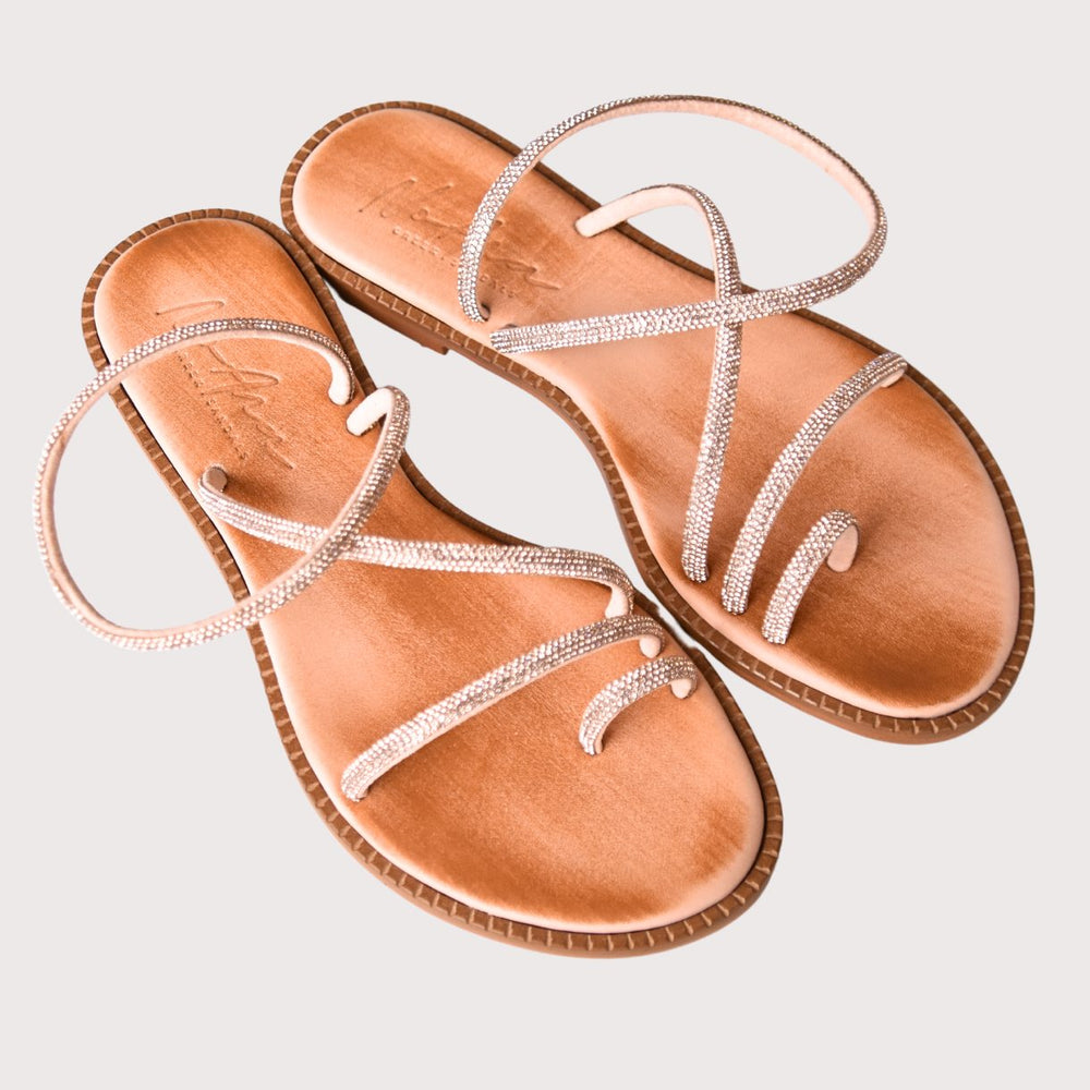 NoAna Greek Sandals Elisa in roségold aus Leder, Paar schräg fotografiert im Studio