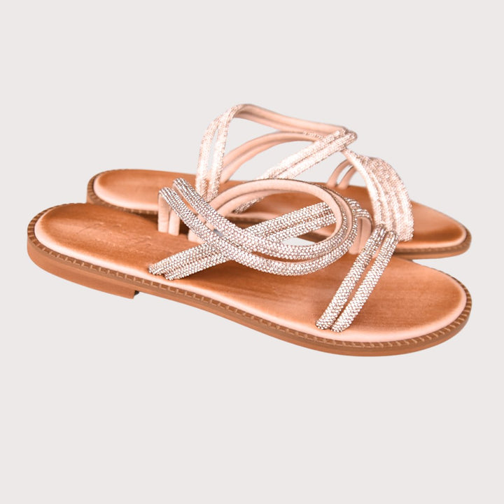 NoAna Greek Sandals Naomi in roségold aus Leder, elegante Riemchensandalen schräg von vorne