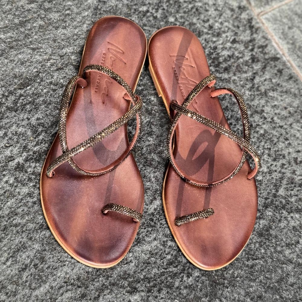 NoAna Greek Sandals Tracy in bronze aus Leder mit Strass, Draufsicht auf das Paar