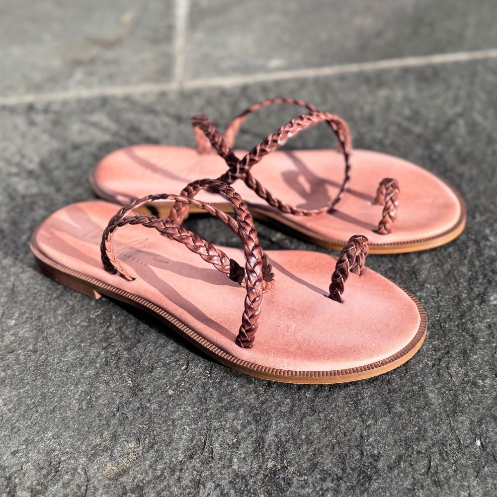 NoAna Greek Sandals Tracy in dark tan aus Leder, flache Sandalen schräg von vorne