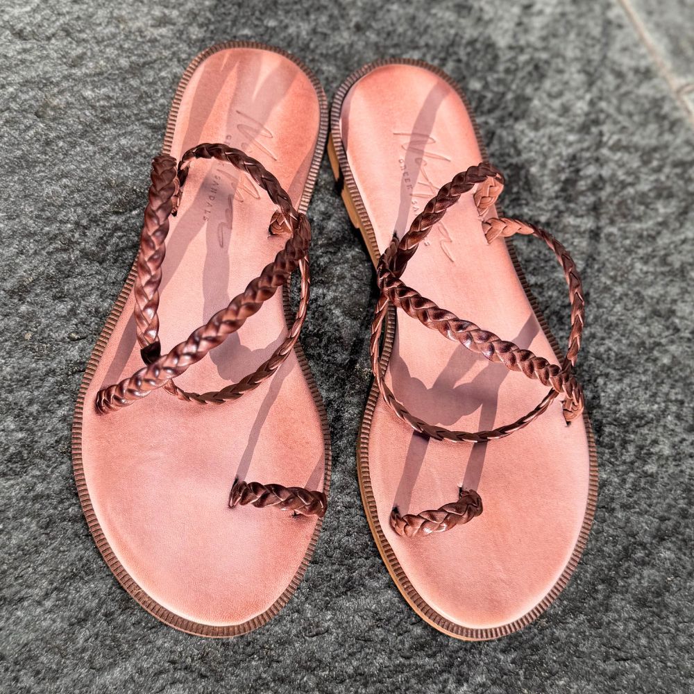 NoAna Greek Sandals Tracy in dark tan aus Leder, Draufsicht auf das Paar