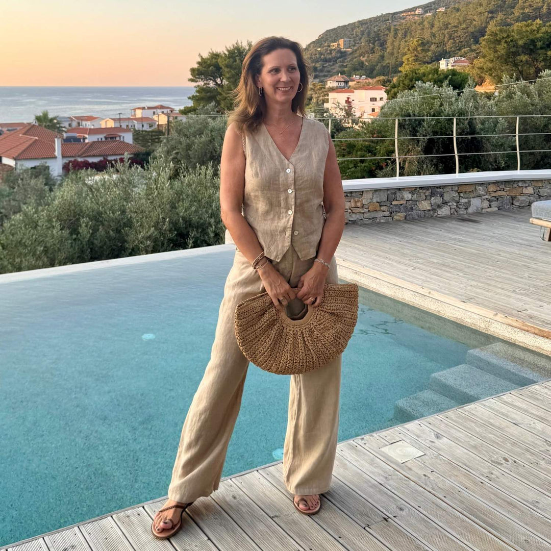 Janine von NoAna Styling am Pool in beigem Hosenanzug mit Korbtasche - Fashion Styling und persönliche Stilberatung