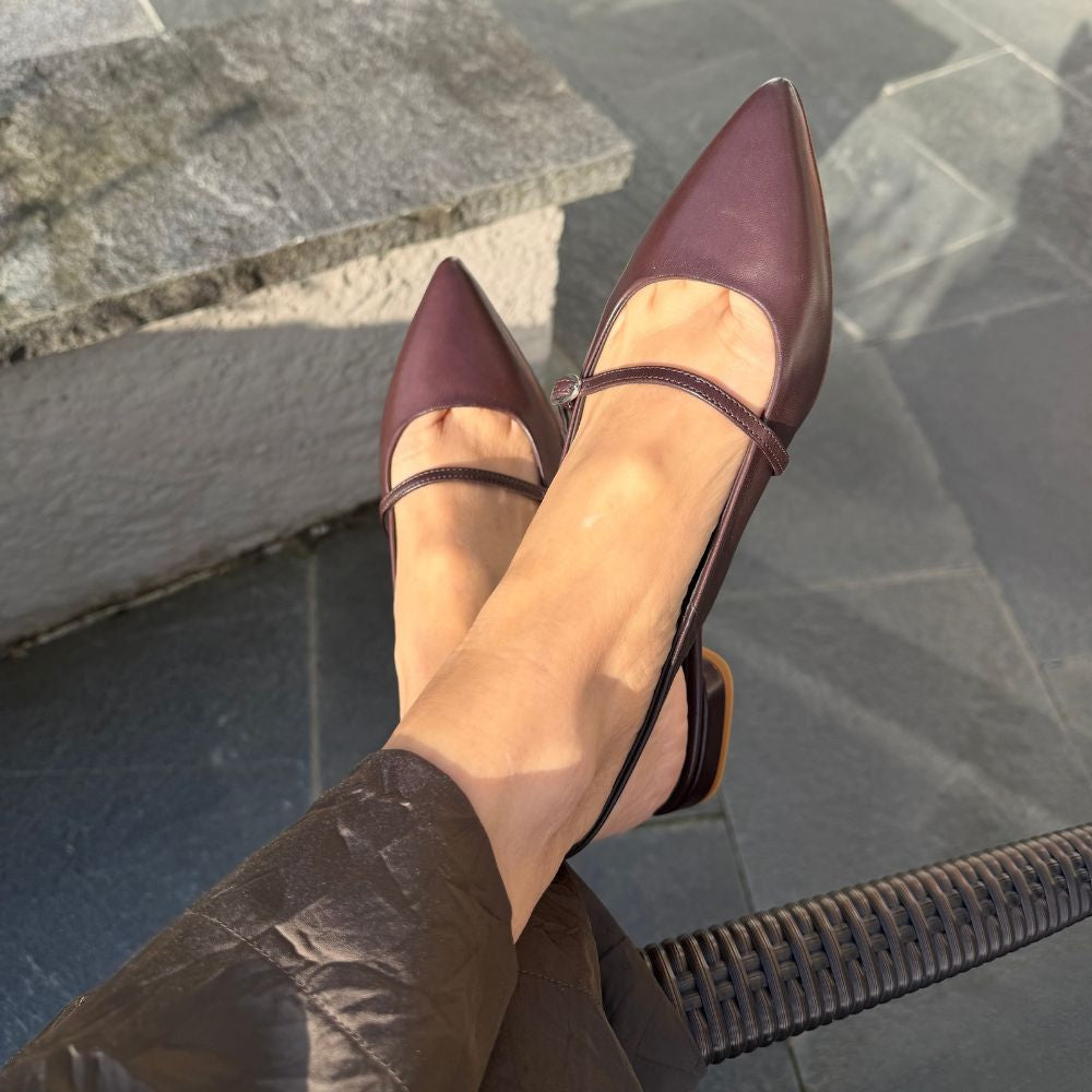 NoAna Slingback Ballerina Dark Brown aus italienischem Nappaleder getragen – spitze Form mit Fersenriemen in elegantem Braun