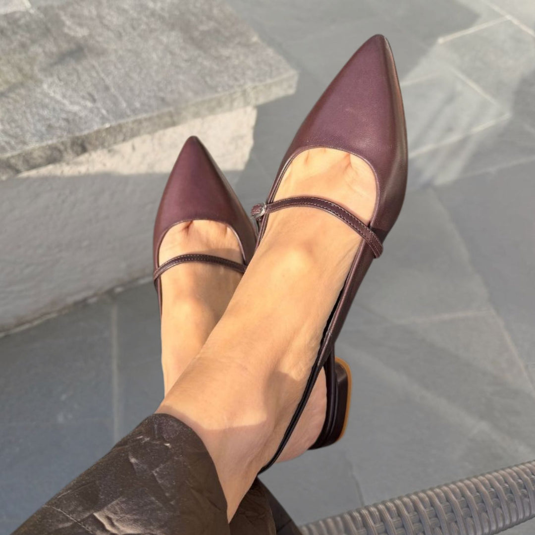 NoAna Slingback Ballerina Dark Brown aus italienischem Nappaleder getragen – spitze Form mit Fersenriemen in elegantem Braun