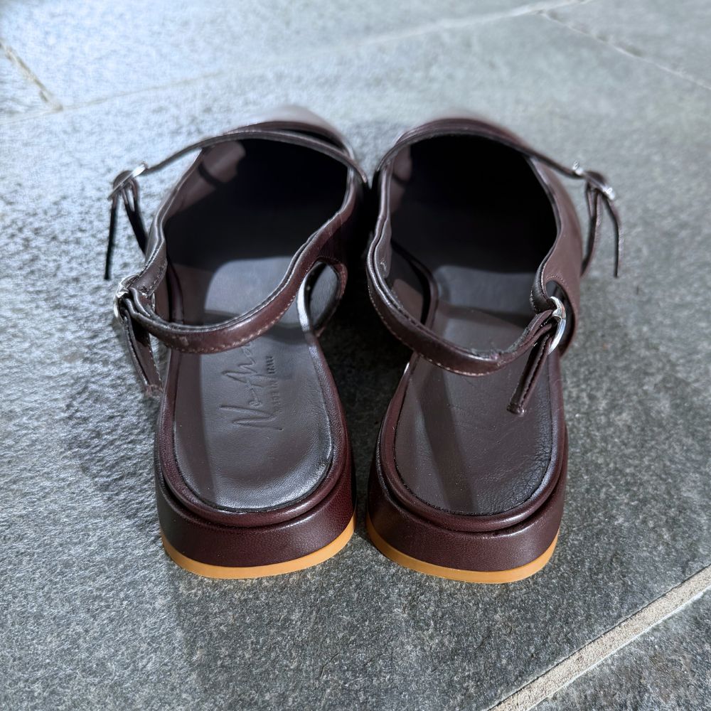NoAna Slingback Ballerina Dark Brown – Detailansicht des Fersenriemens und der Lederverarbeitung
