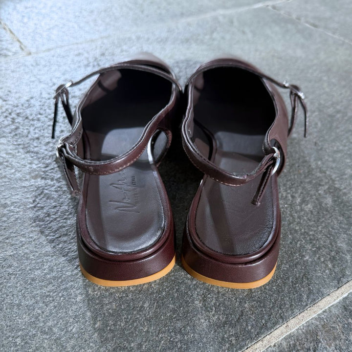 NoAna Slingback Ballerina Dark Brown – Detailansicht des Fersenriemens und der Lederverarbeitung