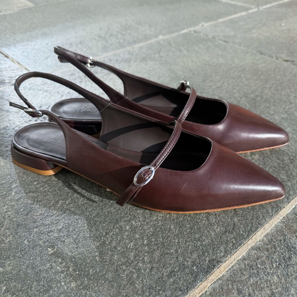 NoAna Slingback Ballerina Dark Brown aus Nappaleder – elegante spitze Ballerina mit feinem Riemen und flacher Sohle
