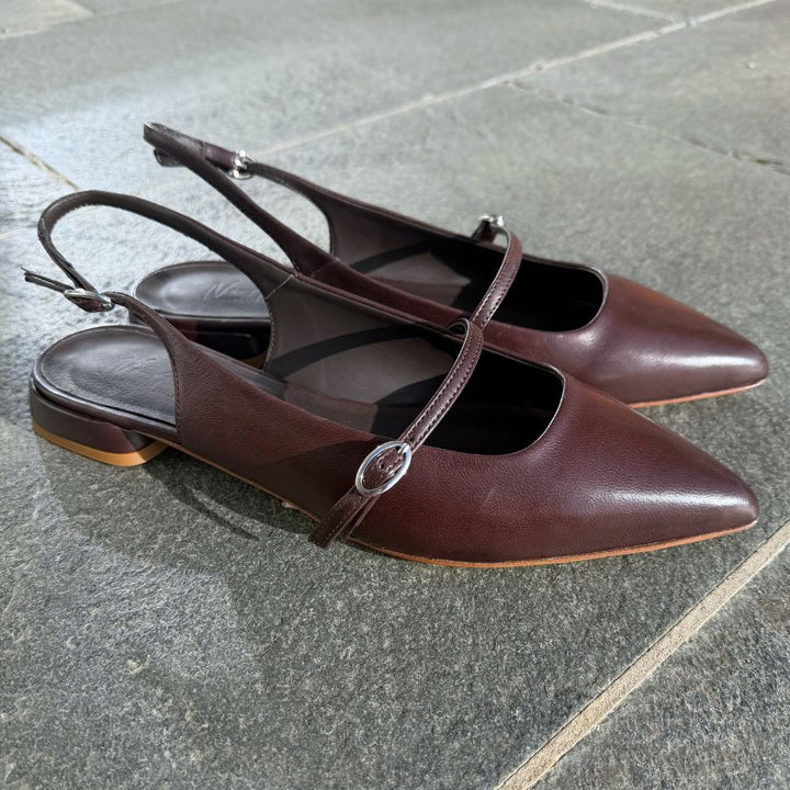 NoAna Slingback Ballerina Dark Brown aus Nappaleder – elegante spitze Ballerina mit feinem Riemen und flacher Sohle