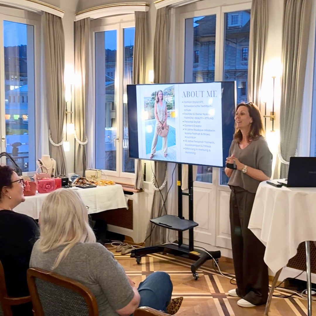 Janine Hug von NoAna STYLING bei einem Styling Workshop in Zürich mit Teilnehmerinnen und Fashion-Präsentation zu Stil, Farben, Silhouetten und Outfit-Kombinationen