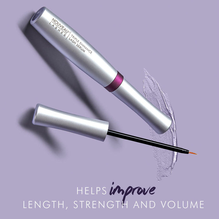 Detailaufnahme des Nouveau Lashes Triple Enhance Wimpernserums mit geöffnetem Applikator.
