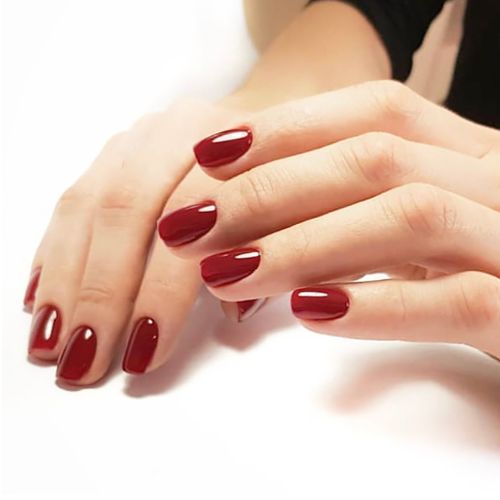 Gepflegte Frauenhaende mit rotem OPI Gel Color Nagellack.