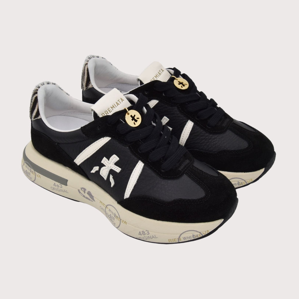 Premiata Cassie Damen-Sneaker in Schwarz mit weissen Applikationen und Zebra-Fersen-Detail, diagonale Seitenansicht