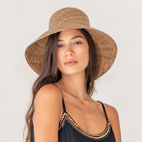 Salty Skin Beach Hat aus handgeflochtenen Palmblättern, natürlicher Strohhut getragen im sommerlichen Look