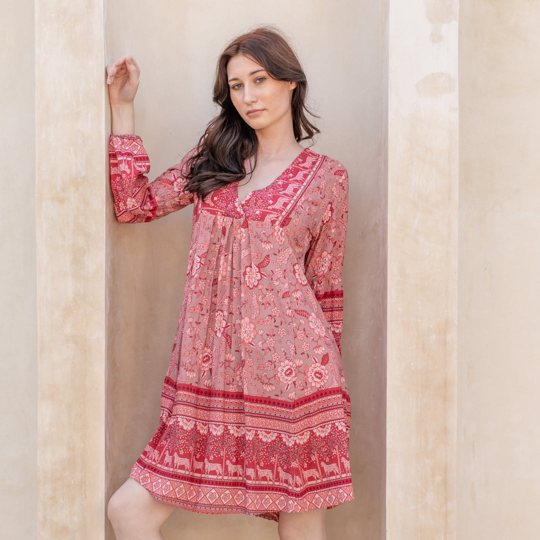 Salty Skin Great Barrier Reef Tunika red-multi aus 100 % Viscose, luftige Tunika mit V-Ausschnitt und Muster im Studio-Setting