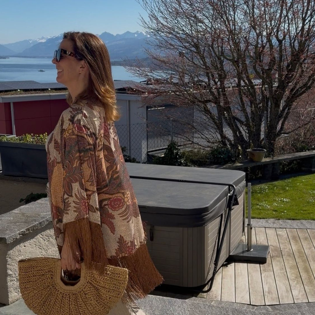 Salty Skin Ethno Kimono Braun – luftiger Kimono mit Muster im Sommerlook getragen