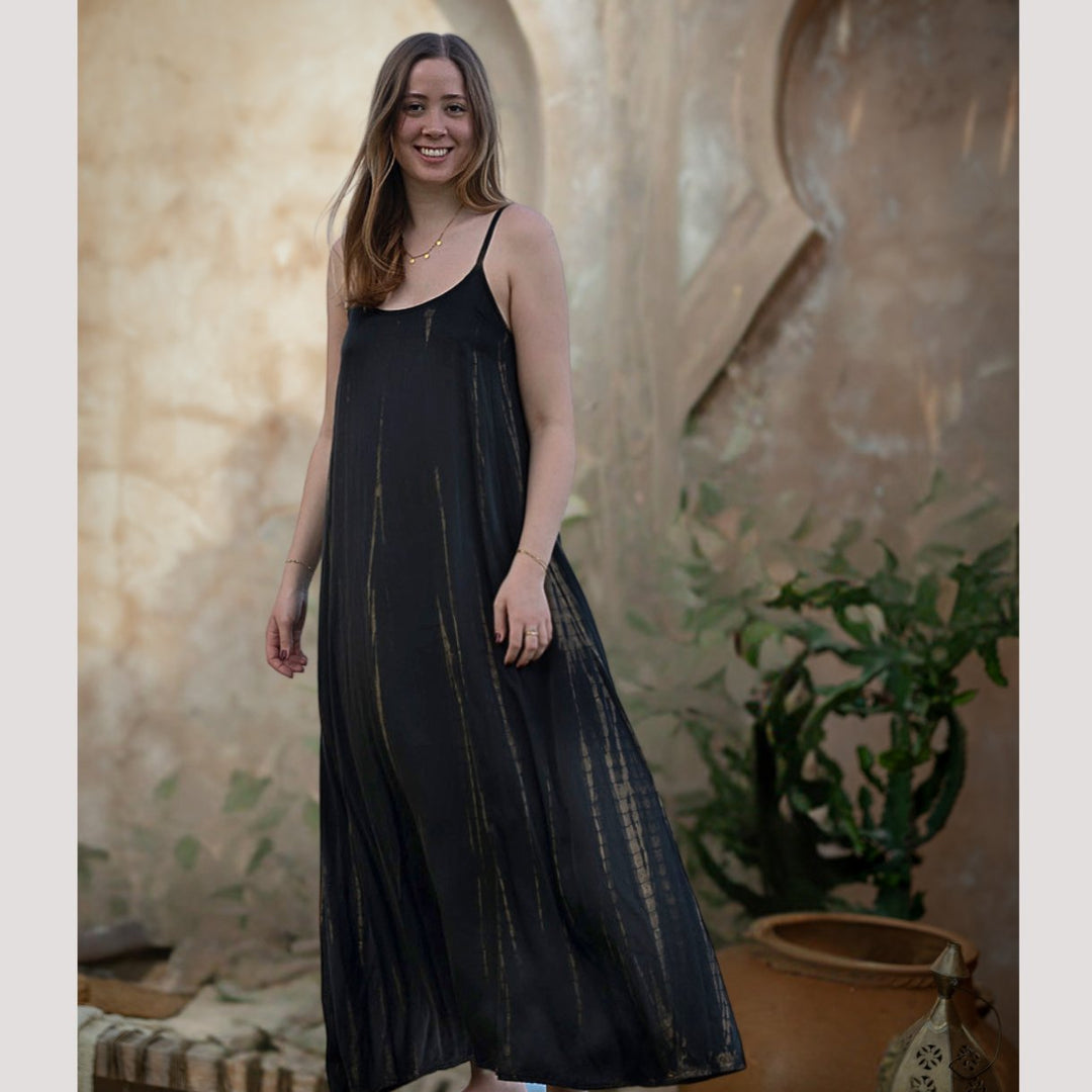 Salty Skin Longdress Women black batik, fliessendes Seidenkleid mit elegantem Fall in natürlicher Umgebung