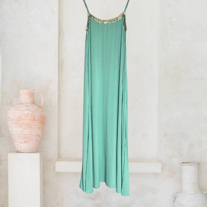 Salty Skin Longdress Women sage aus 100 % Viscose, langes Sommerkleid freigestellt dargestellt von vorne