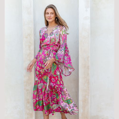Salty Skin Margaret River Dress in fuchsia-grün aus 100% satinierter Viscose, Wickel-Maxikleid mit Blumen-Paisleymuster im Outdoor-Setting