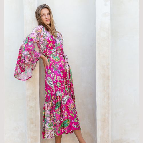 Salty Skin Margaret River Dress fuchsia-grün, fliessendes Maxikleid mit Volantärmeln in sommerlicher Umgebung