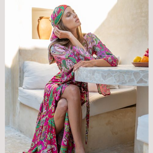 Salty Skin Margaret River Dress in fuchsia-grün aus satinierter Viscose, feminin gestyltes Wickelkleid in entspannter Szene