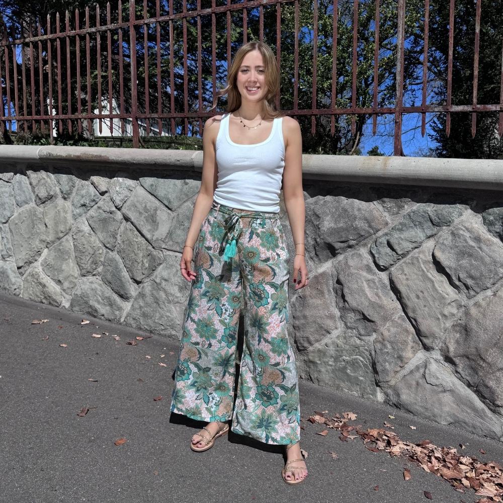 Salty Skin Pants grün-multi aus 100 % Viscose, gemusterte Sommerhose locker fallend im Outdoor-Setting