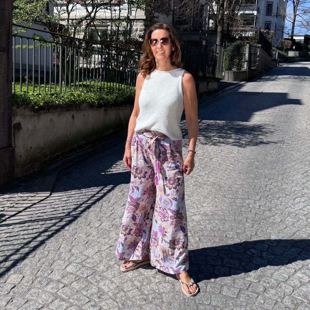 Salty Skin Pants lila-multi aus 100 % Viscose, locker geschnittene Sommerhose mit Muster im sonnigen Outdoor-Setting