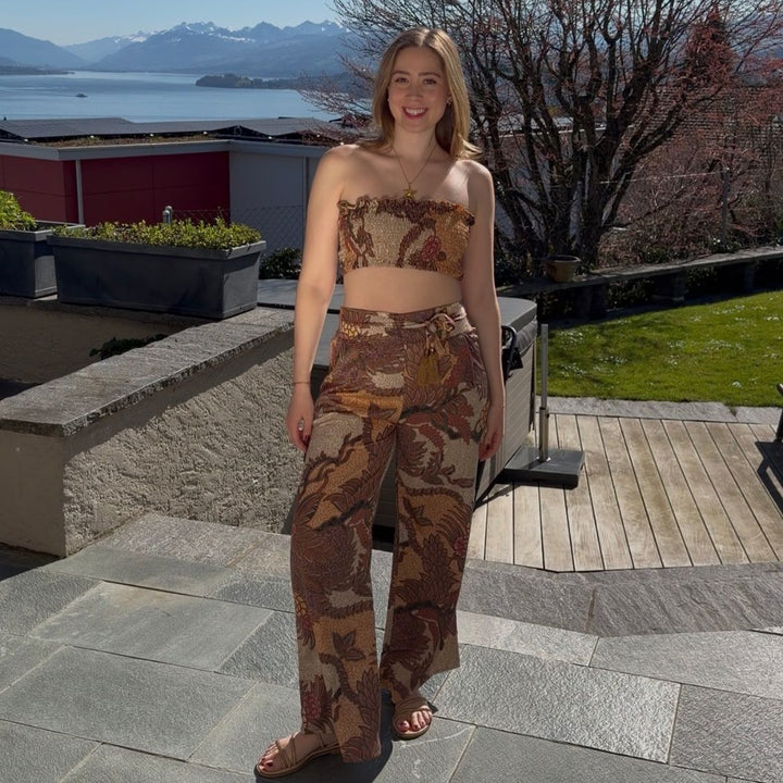 Salty Skin Pants Ethno Brown – weite Sommerhose mit Ethno Print kombiniert mit Bandeau Top