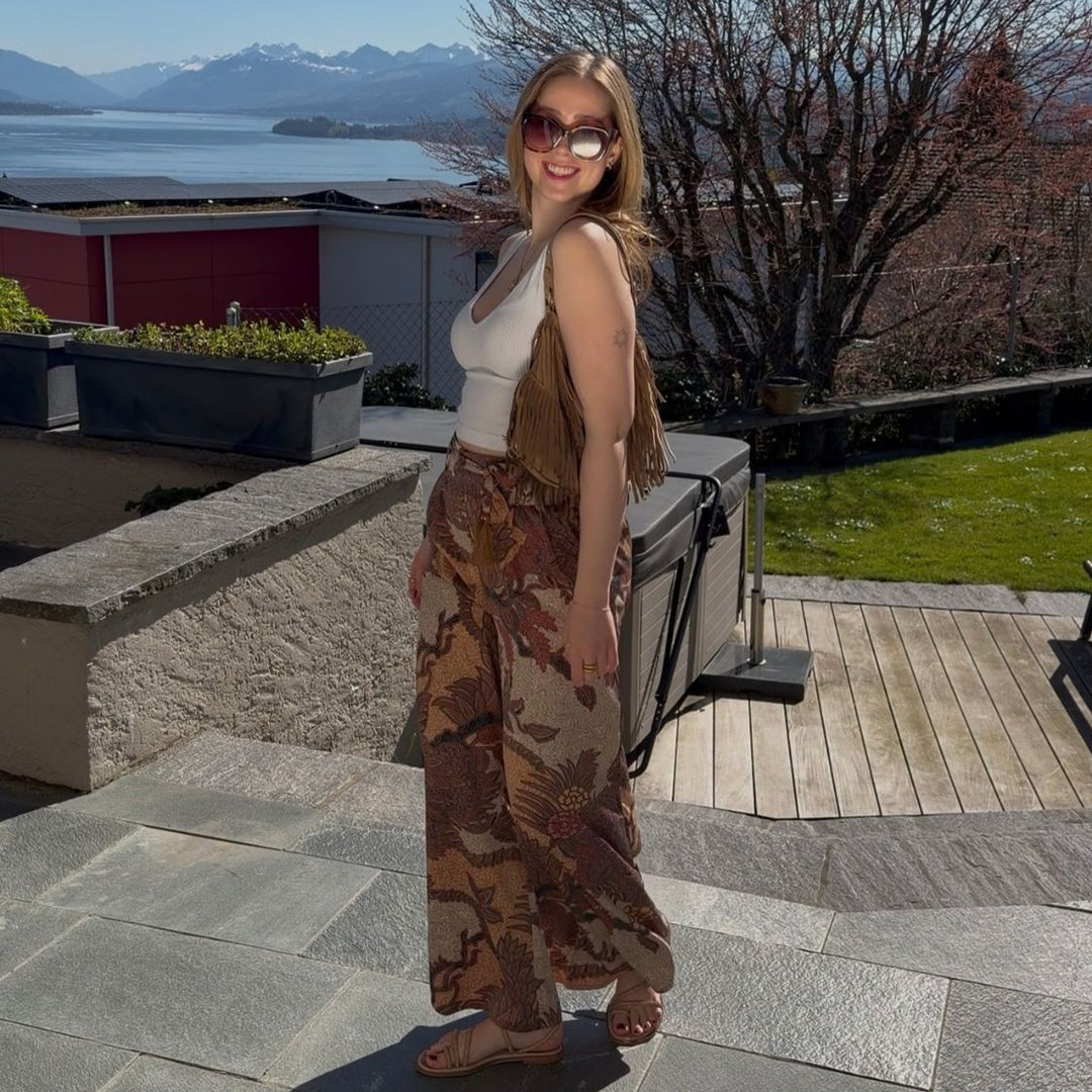 Salty Skin Pants Ethno Brown – Damenhose mit Ethnomuster im Sommerlook getragen