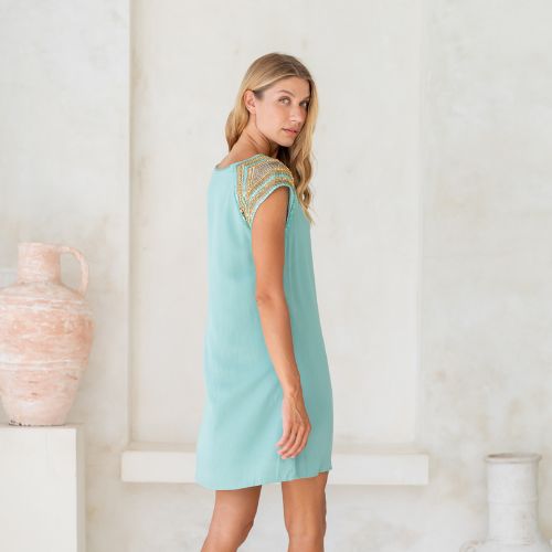 Salty Skin Tiwi Island Tunika in sage-grün aus Viscose, leichtes Kleid in seitlicher Ansicht