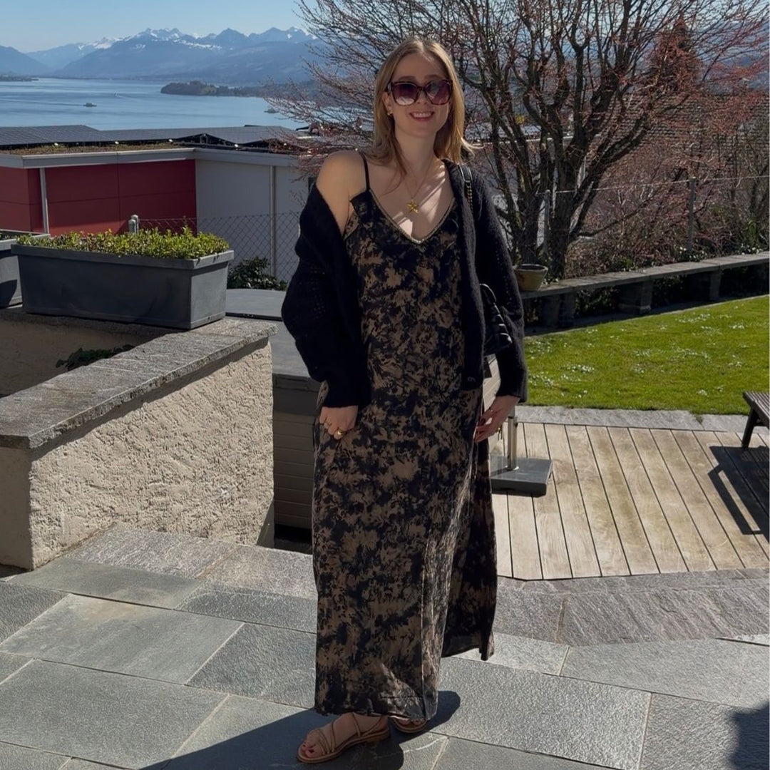 Salty Skin Longdress Schwarz Beige Batik – langes Kleid mit feinen Trägern kombiniert mit leichtem Cardigan