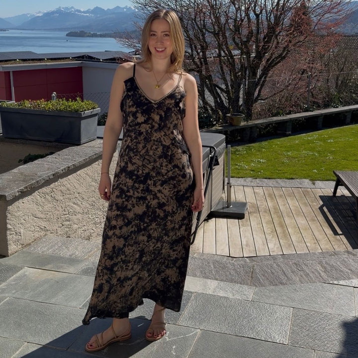Salty Skin Longdress Batik Schwarz Beige – langes Sommerkleid mit Batikmuster am Zürichsee getragen