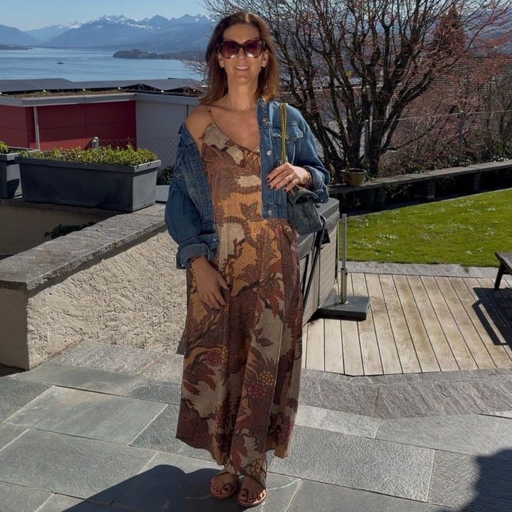 Salty Skin Ethno Longdress Braun – langes Kleid kombiniert mit Jeansjacke im Sommerlook