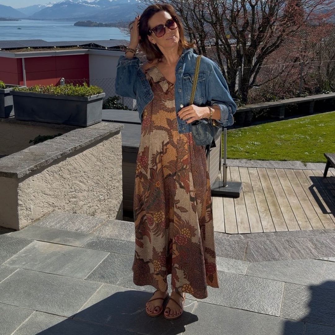 Salty Skin Ethno Kleid Braun – langes Sommerkleid kombiniert mit Jeansjacke und Sandalen