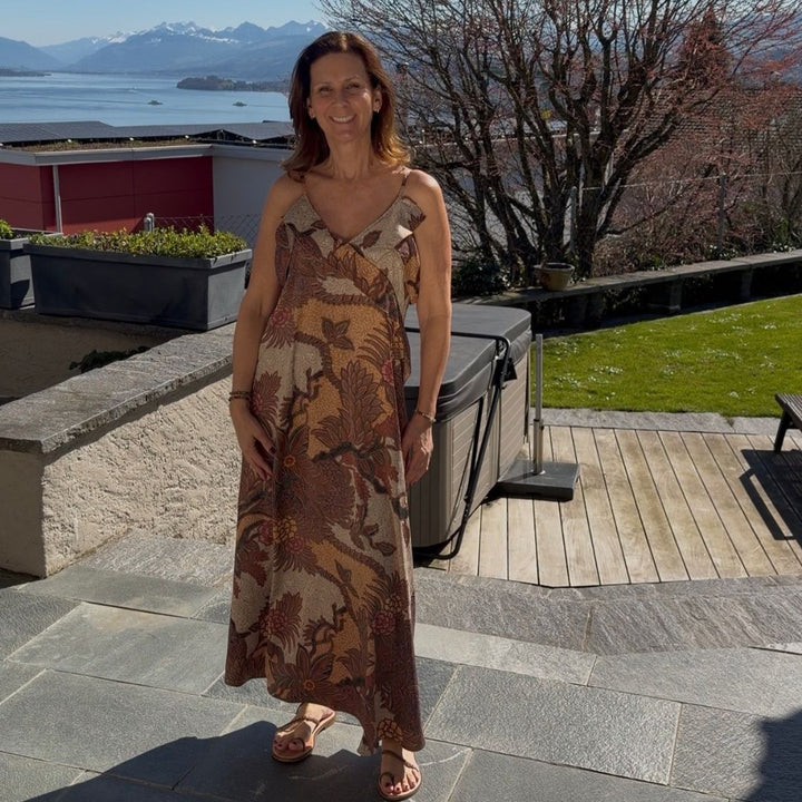 Salty Skin Longdress Ethno Brown – langes Sommerkleid mit Ethno Print am Zürichsee getragen