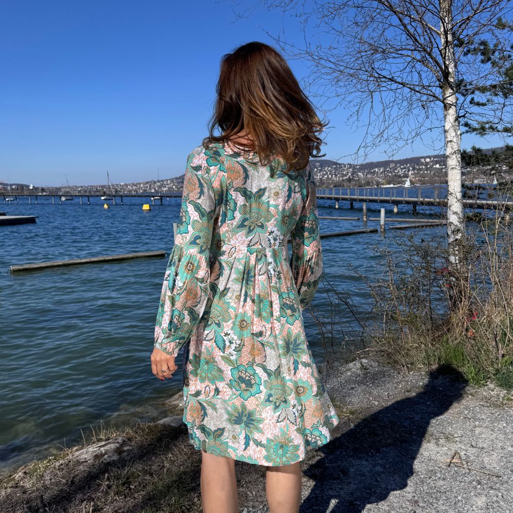 Salty Skin Tunika grün-multi aus Viscose, sommerlich gestylte Tunika in Bewegung vor Seelandschaft