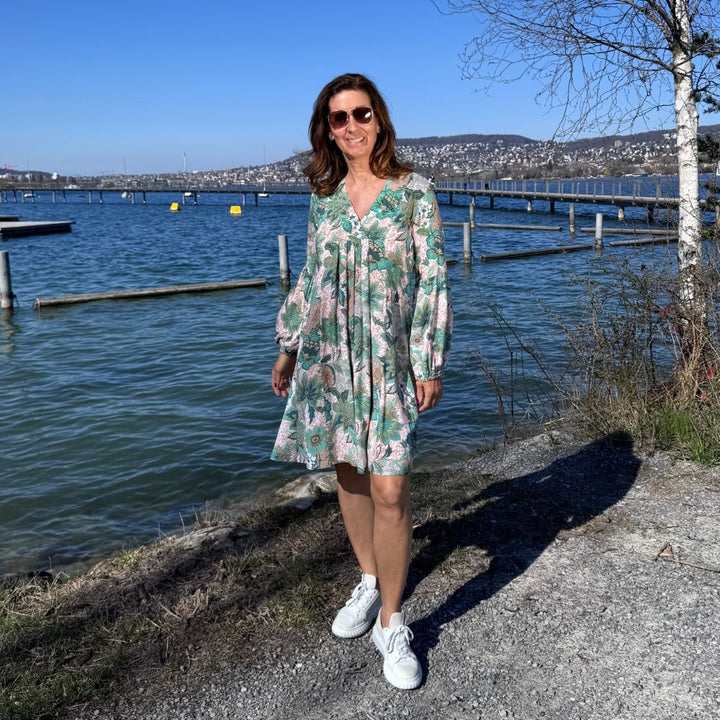 Salty Skin Tunika grün-multi aus 100 % Viscose, luftige Tunika mit floralem Muster am Zürichsee