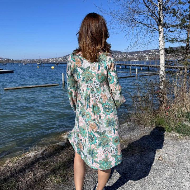 Salty Skin Tunika grün-multi aus 100 % Viscose, fliessende Tunika in Rückenansicht am Seeufer