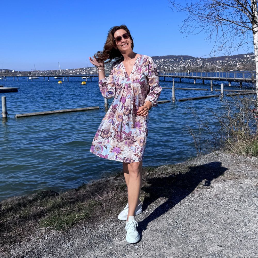 Salty Skin Tunika lila-multi aus 100 % Viscose, luftige Tunika mit Muster am Zürichsee im Outdoor-Setting