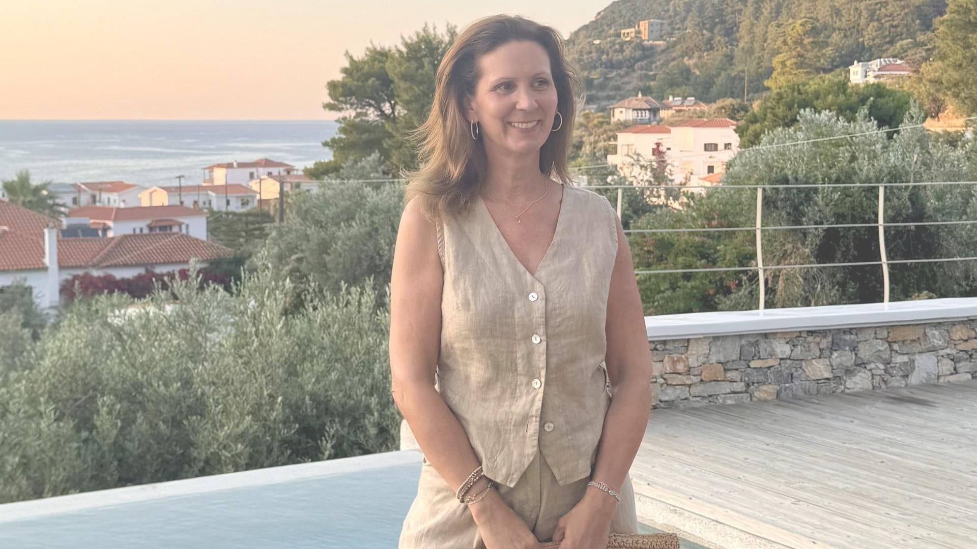 Styling Beratung mit Janine Hug von NoAna im Leinen Outfit auf Terrasse im mediterranen Stil