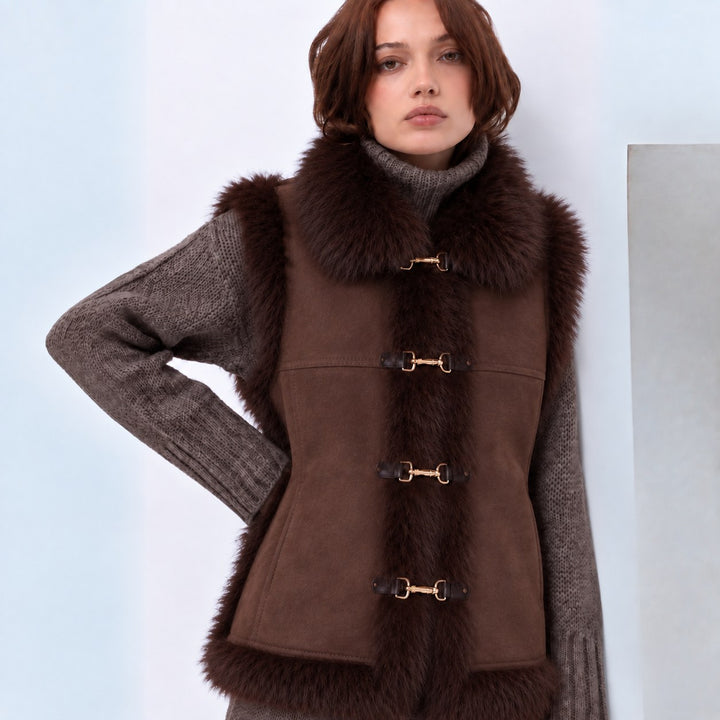 Urbancode London reversible Weste in Chocolate Brown – Modelansicht mit glatter Shearling-Seite und Fellbesatz