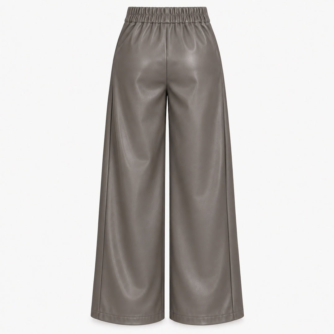 Taupefarbene vegane Lederhose von Urbancode London im Wide-Leg-Schnitt mit elastischem Bund – Rückansicht ohne Gesässtaschen